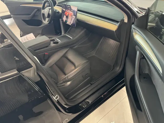 Tesla Model Y — Фото автомобиля 5