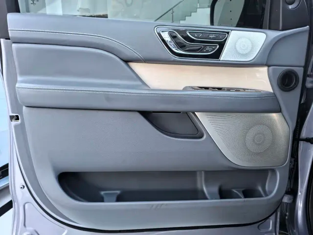 Lincoln Navigator — Фото автомобиля 4
