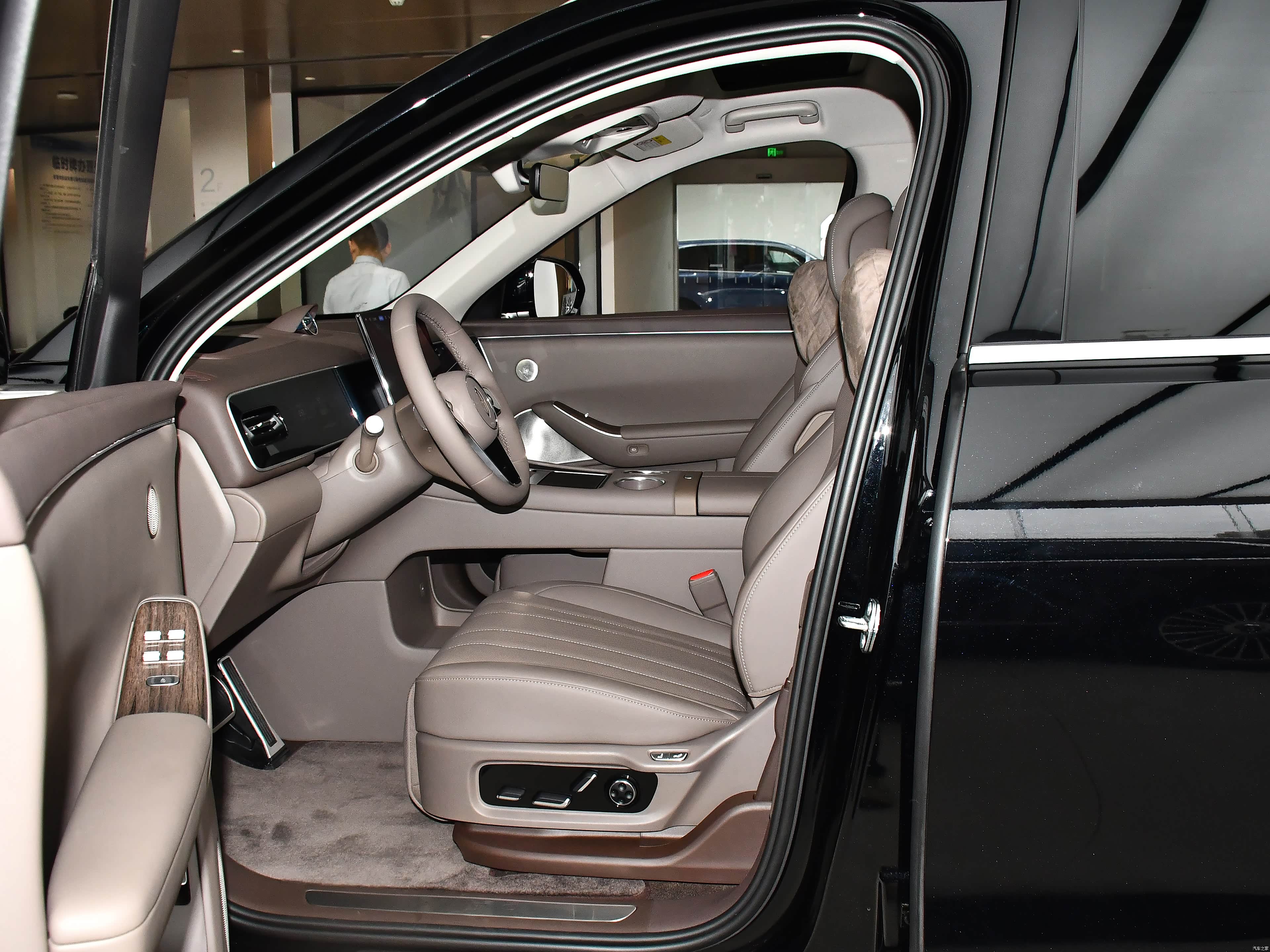 AITO M7 EREV Ultra 6 seats 4wd — Фото автомобиля 6