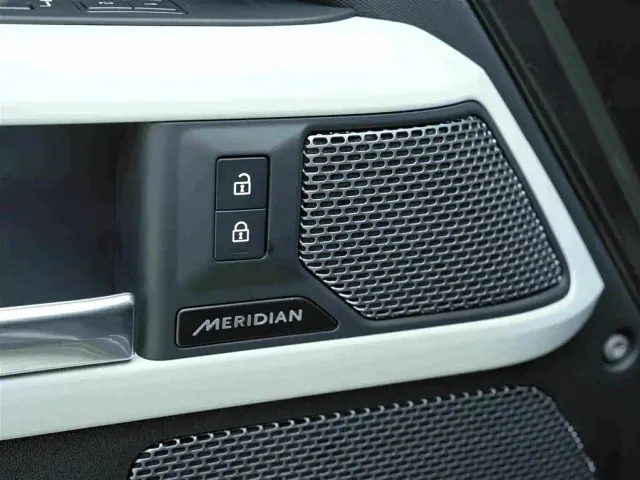 Land Rover Defender — Фото автомобиля 15