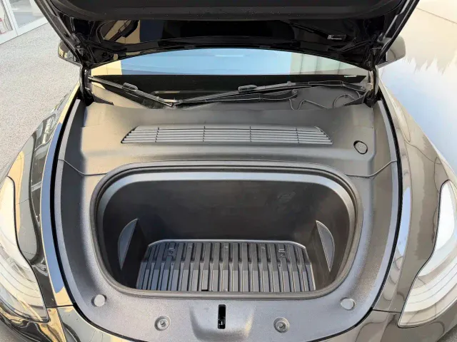 Tesla Model Y — Фото автомобиля 9