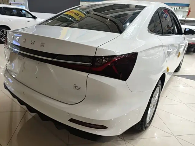 Roewe i5 — Фото автомобиля 7