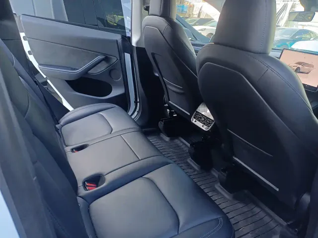 Tesla Model Y — Фото автомобиля 19