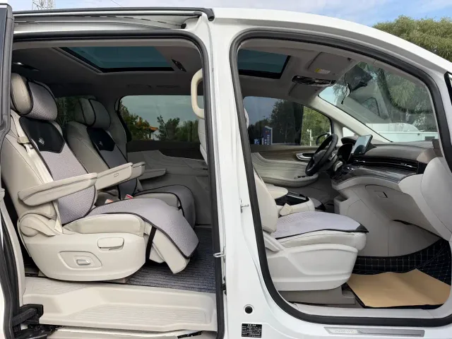 Roewe iMAX8 — Фото автомобиля 13