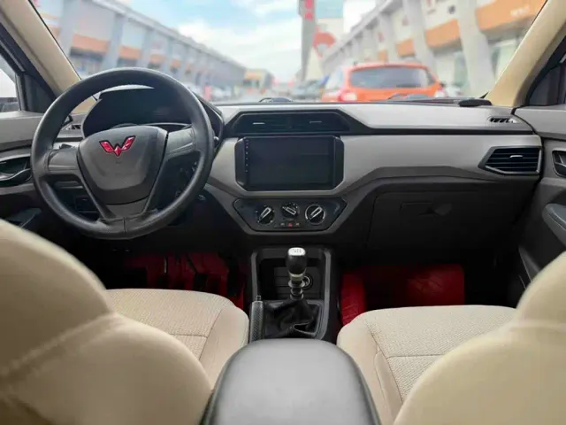 Wuling Hongguang — Фото автомобиля 11