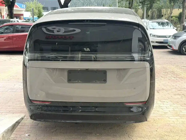 Li Auto MEGA — Фото автомобиля 12