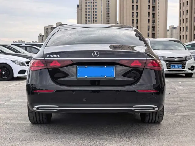 Mercedes-Benz E-Class — Фото автомобиля 4