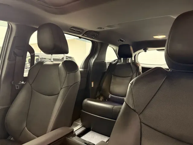 Toyota Sienna — Фото автомобиля 14