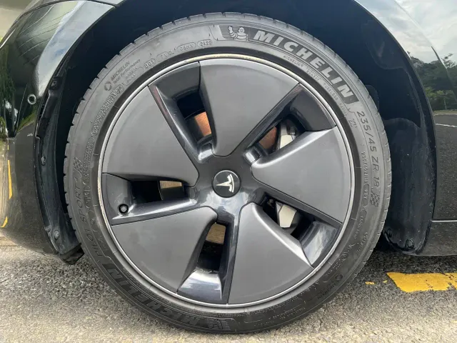 Tesla Model 3 — Фото автомобиля 10