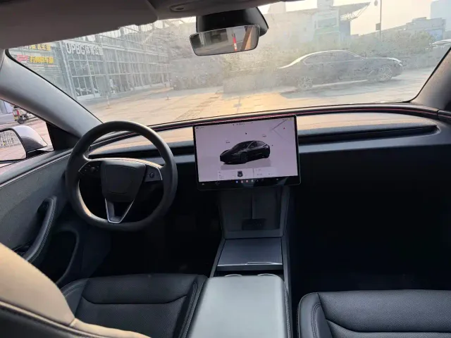Tesla Model 3 — Фото автомобиля 13