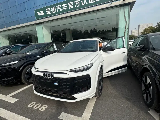 Фотография автомобиля — Audi Q6L e-tron