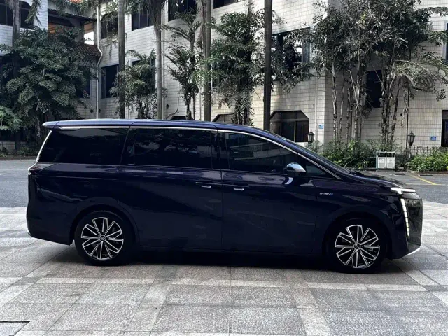 GAC Trumpchi E8 — Фото автомобиля 9