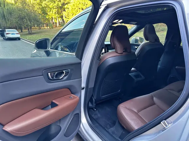 Volvo XC60 — Фото автомобиля 8
