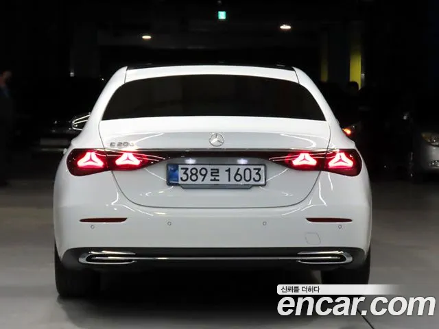 Mercedes-Benz E-Class — Фото автомобиля 3