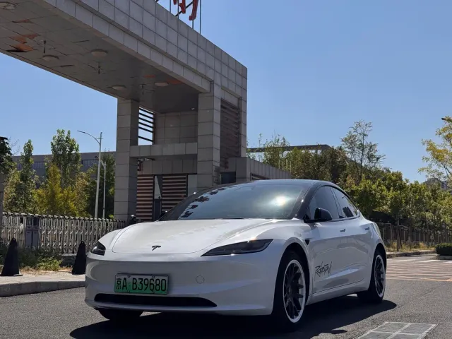 Фотография автомобиля — Tesla Model 3