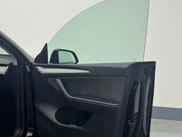 Tesla Model Y — Фото автомобиля 13