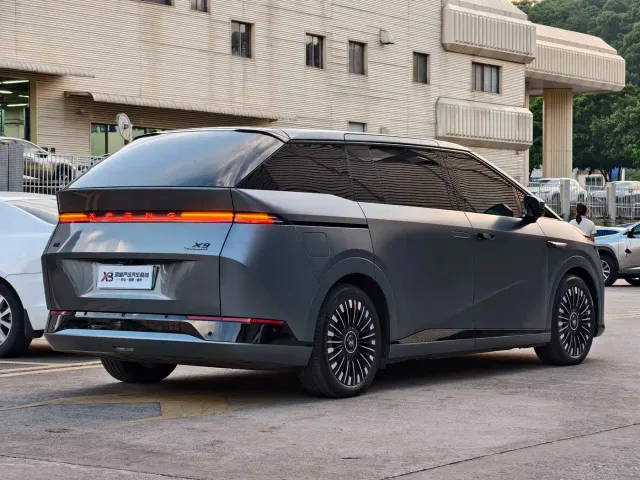 Xpeng X9 — Фото автомобиля 4