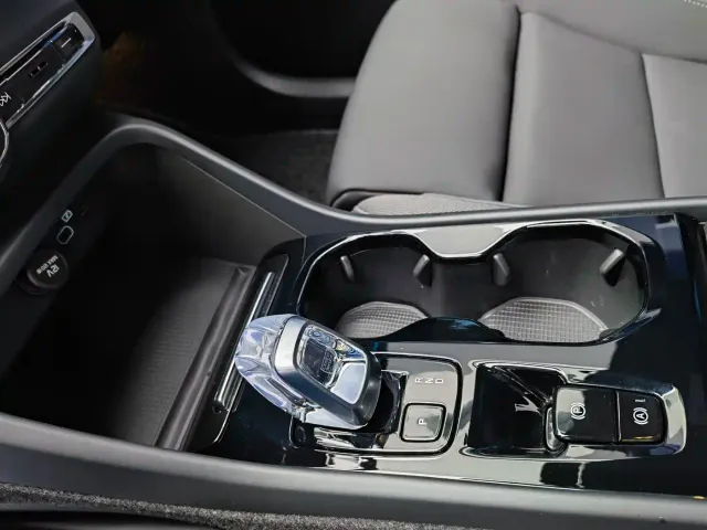 Volvo XC40 — Фото автомобиля 11