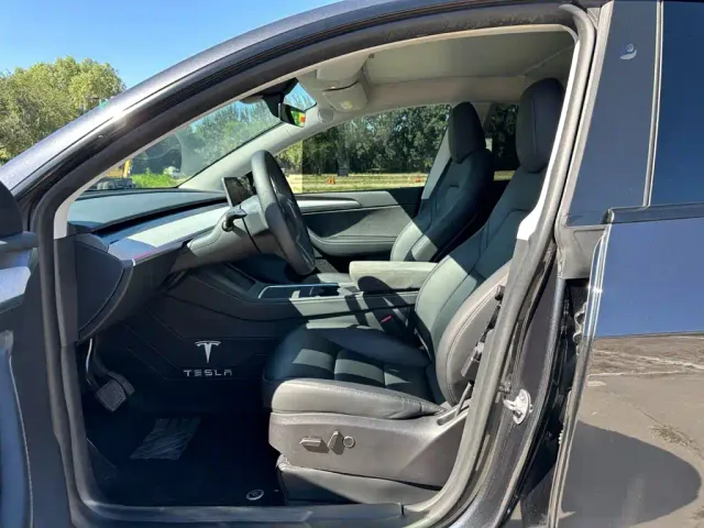 Tesla Model Y — Фото автомобиля 8
