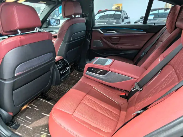 BMW 5 Series — Фото автомобиля 10