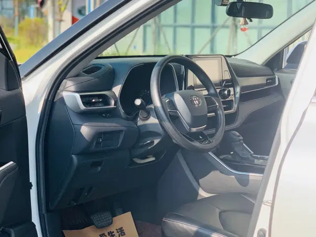Toyota Highlander — Фото автомобиля 15