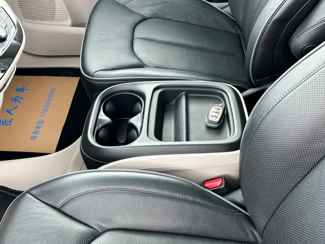 Chrysler Grand Caravan PHEV — Фото автомобиля 6