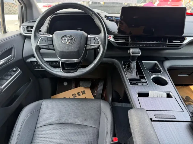 Toyota Sienna — Фото автомобиля 8
