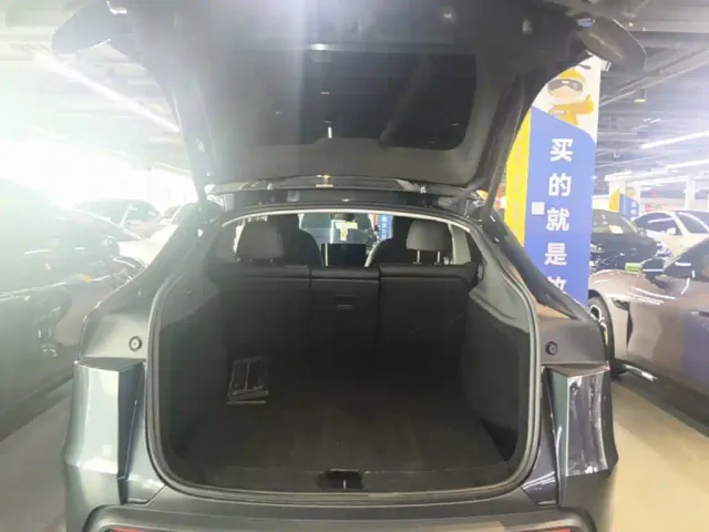 Tesla Model Y — Фото автомобиля 18