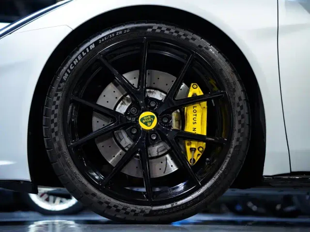 Lotus Emira — Фото автомобиля 5