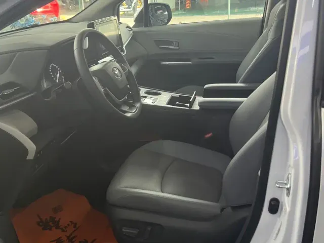 Toyota Sienna — Фото автомобиля 3