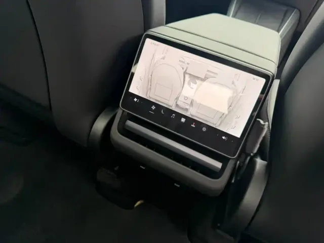 Tesla Model Y — Фото автомобиля 16