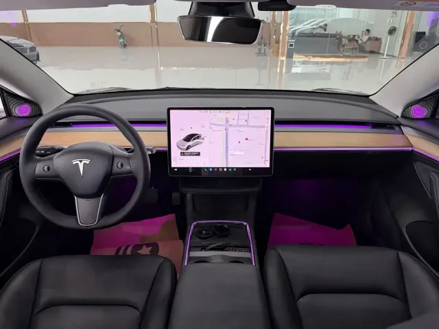 Tesla Model 3 — Фото автомобиля 5
