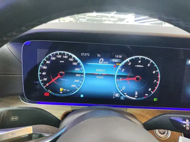 Mercedes-Benz E-Class — Фото автомобиля 4