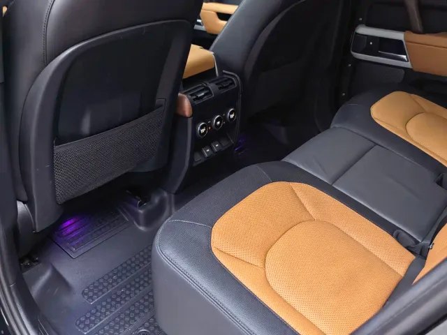 Land Rover Defender — Фото автомобиля 10