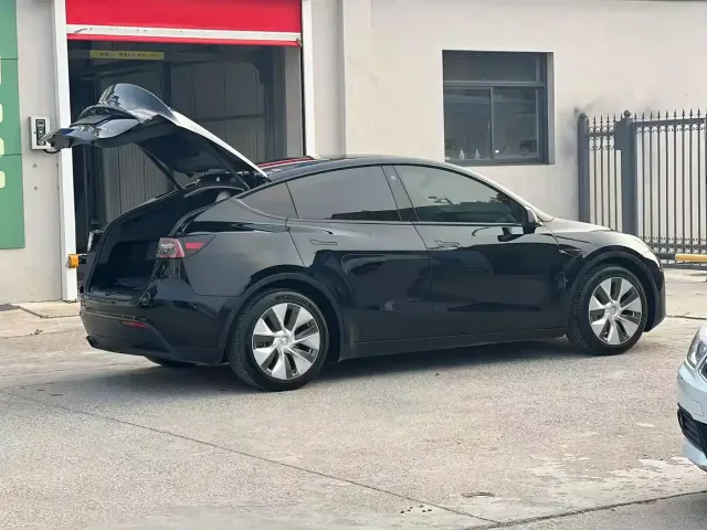 Tesla Model Y — Фото автомобиля 11