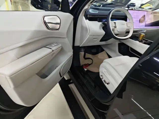Lynk & Co 900 — Фото автомобиля 15
