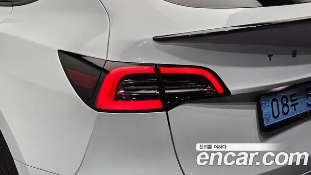 Tesla Model Y — Фото автомобиля 23