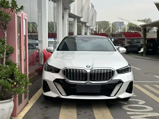 BMW 5 Series — Фото автомобиля 2