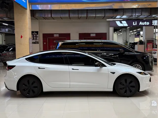Tesla Model 3 — Фото автомобиля 8