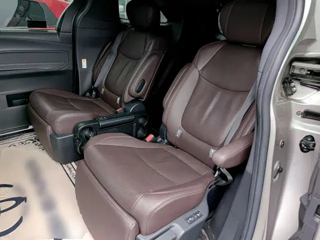 Toyota Sienna — Фото автомобиля 16
