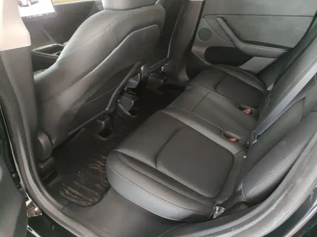 Tesla Model Y — Фото автомобиля 16