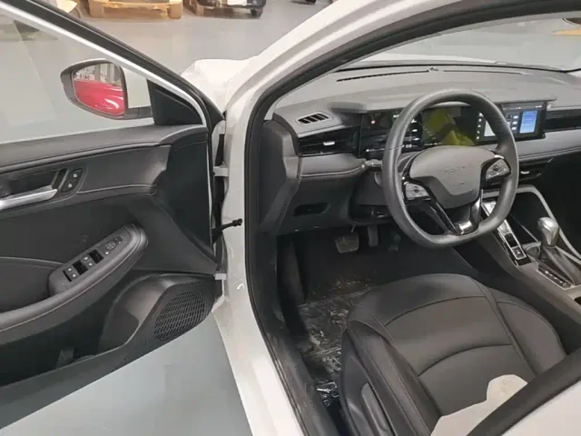 Roewe i5 — Фото автомобиля 15