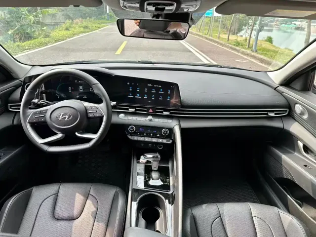 Hyundai Elantra — Фото автомобиля 5