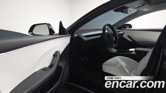Tesla Model 3 — Фото автомобиля 10