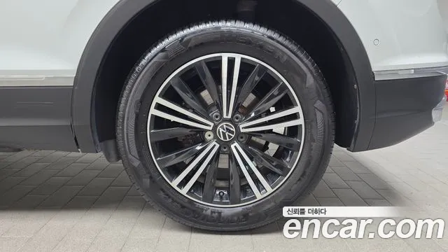Volkswagen Tiguan Tiguan 2 поколение 2.0 TDI Premium — Фото автомобиля 20