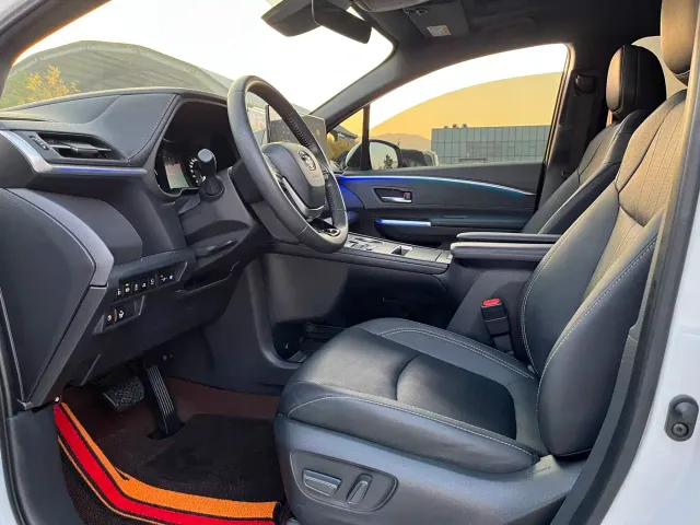 Toyota Sienna — Фото автомобиля 4