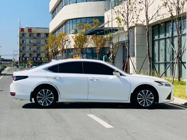 Lexus ES — Фото автомобиля 5