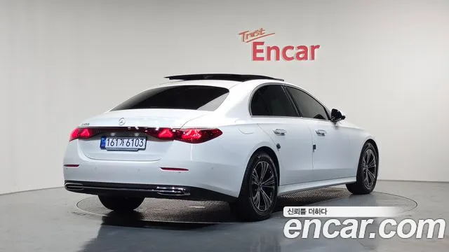Фотография автомобиля — Mercedes-Benz E-Class