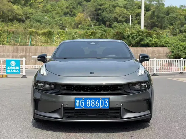 Lynk & Co 03 — Фото автомобиля 2