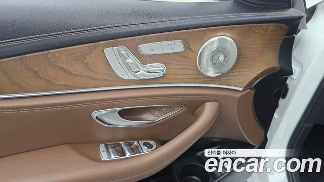 Mercedes-Benz E-Class — Фото автомобиля 29